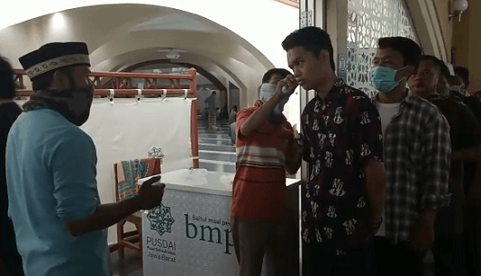 Masjid Pusdai Bandung Tetap Gelar Jumatan, Jamaah Dicek Suhu Tubuh
