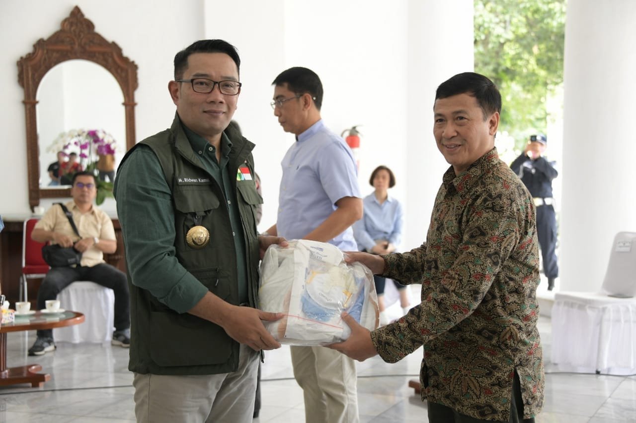 Ridwan Kamil Distribusikan 1.000 APD Bantuan Jasa Sarana Group untuk Tenaga Medis di Jabar