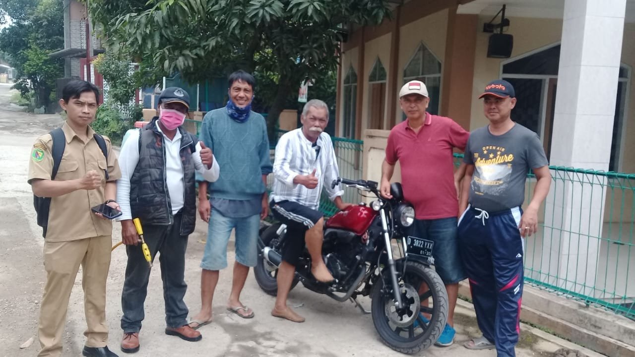 Penyemprotan Disinfektan RW 13 Griya Jagabaya Diapresiasi Kades, Jadi Percontohan Kecamatan