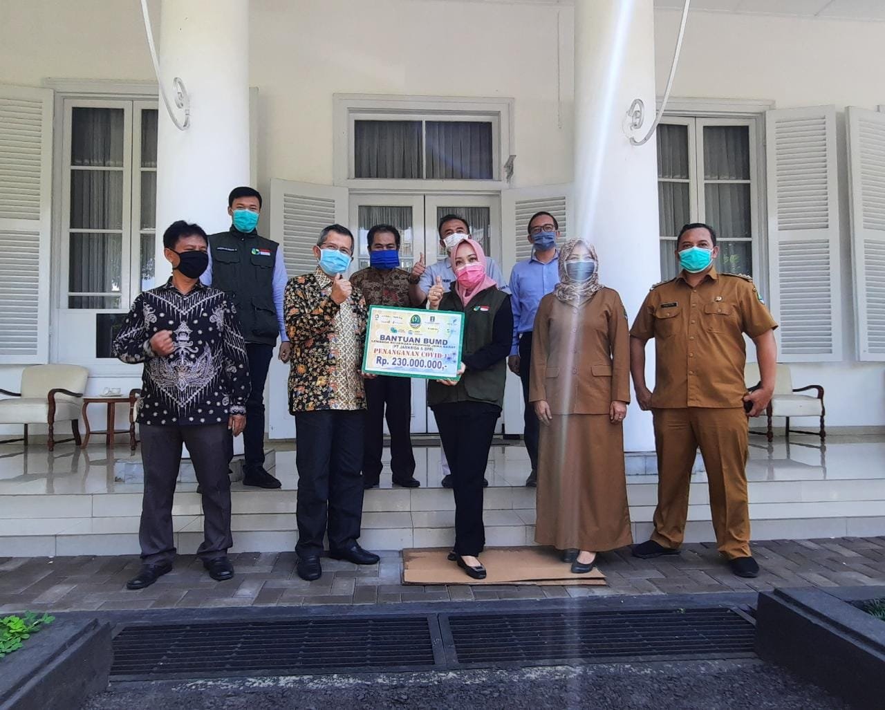 Jamkrida dan Delapan BPR Serahkan Bantuan Rp 320 Juta untuk Jabar Bergerak