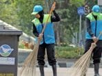 Petugas Kebersihan di Kota Bandung Dibekali 12.502 Tablet Vitamin C, Masker dan Sarung Tangan