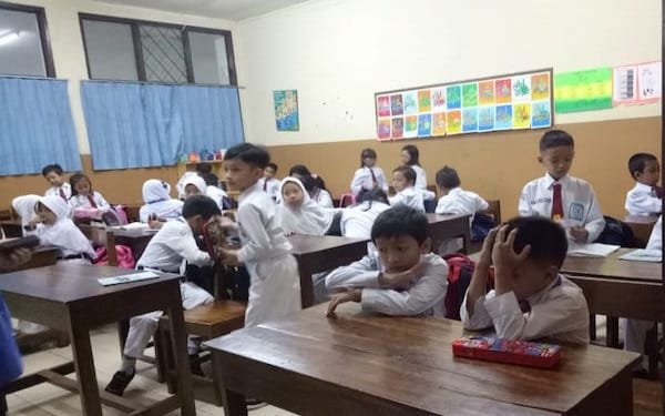 Sekolah di Kota Bandung Libur 2 Pekan: Guru Tetap Masuk, Siswa Belajar via WhatsApp