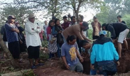 Isak Tangis Warnai Pemakaman Intan ‘Anjanii Bee’, Wanita Belia Yang Ditemukan Tewas dalam Parit