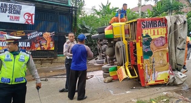 VIDEO Truk Seruduk 3 Motor dan Mobil di KBB, 2 Tewas