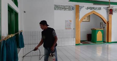 Kompak Cegah Corona, Warga Babakan Ciparay Lakukan Penyemprotan Disinfektan