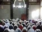 Sejumlah Masjid di Bandung Raya Tetap Gelar Salat Jumat, Ini Diantaranya