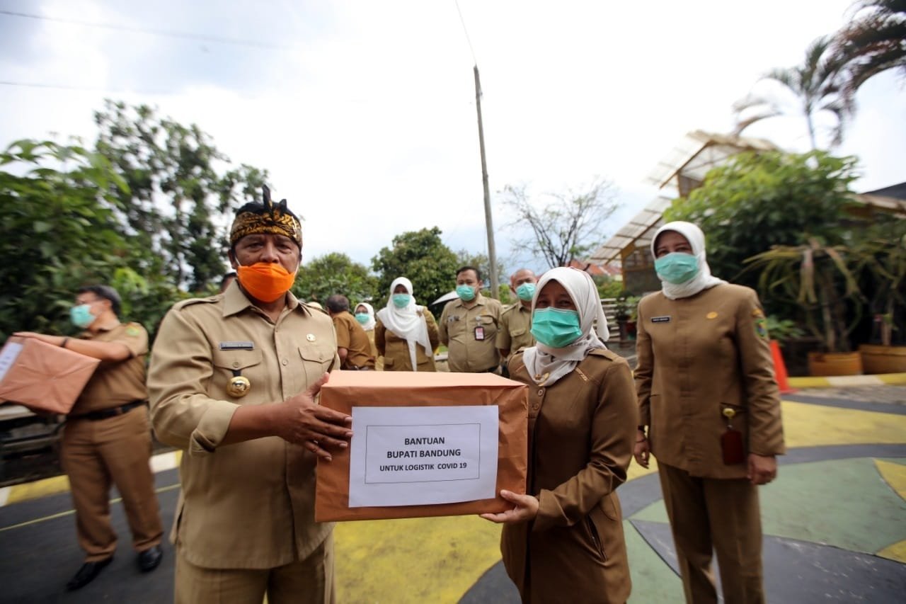 Bupati Bandung Wajibkan Warganya Gunakan Masker Saat Berkegiatan di Luar Rumah