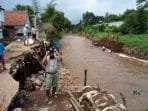 Warga Atirompe Berjibaku Perbaiki Sempadan Sungai Citarum