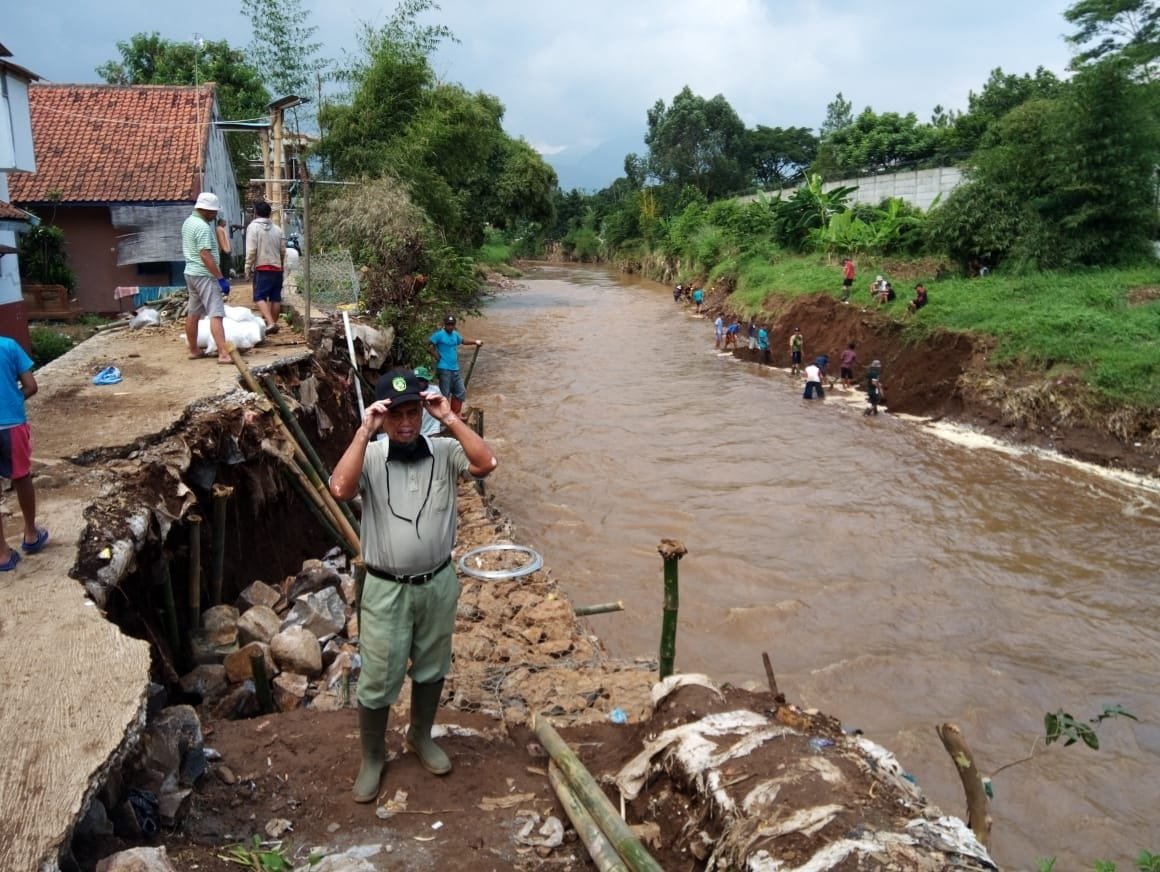 Warga Atirompe Berjibaku Perbaiki Sempadan Sungai Citarum