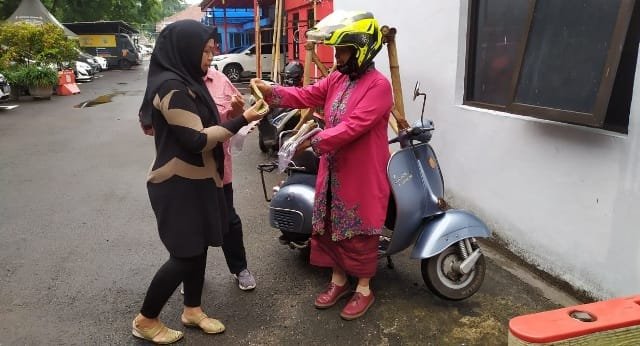 Kendarai Vespa, Ibu Guru Ini Rela Berkeliling Bandung Bagikan Masker di Tengah Pandemi Covid-19