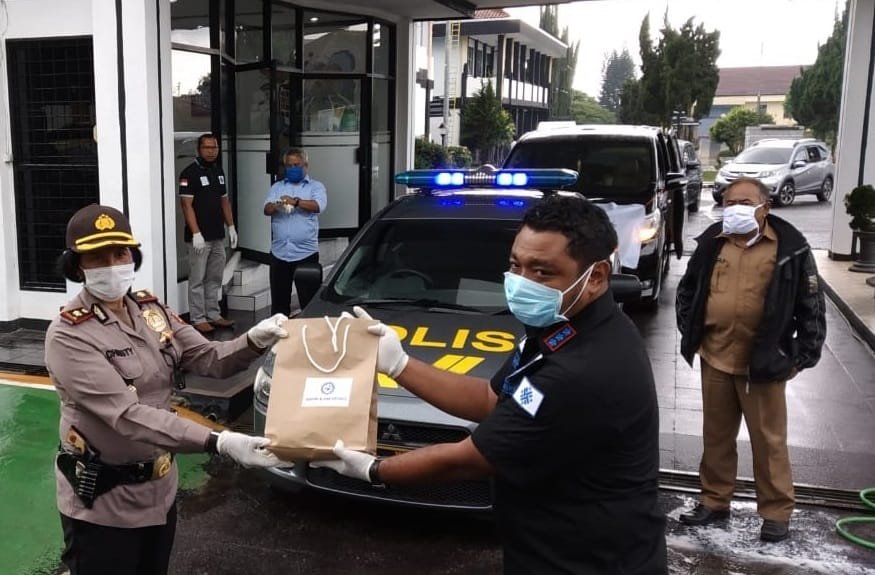 Cegah Penyebaran Covid-19, Ditjen Binapenta dan PKK Kemnaker Bagikan APD di Lembang KBB
