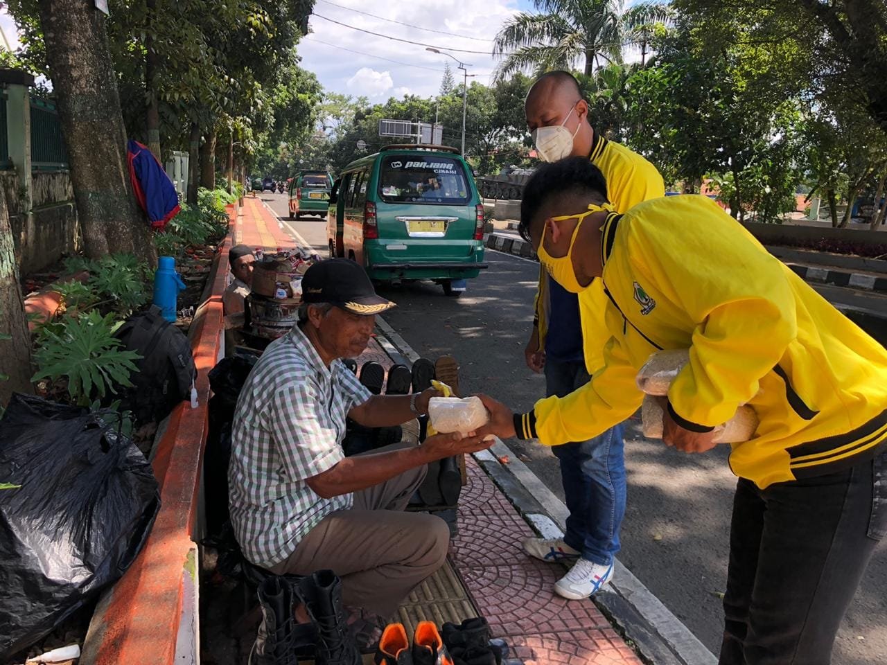 Sosial Distance Golkar Cimahi Bantu Ketersedian Bahan Pokok