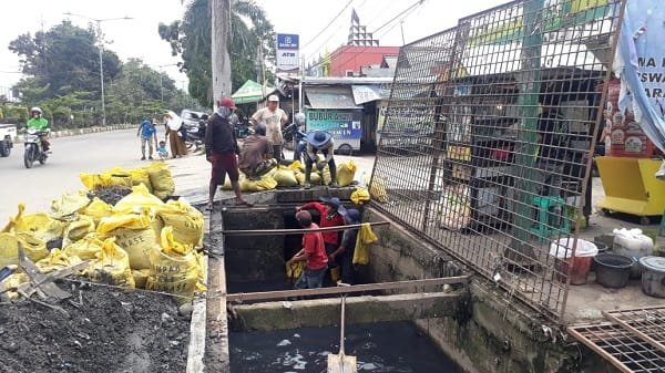 Duh, Sampah Penuhi Drainase di Kabupaten Bandung