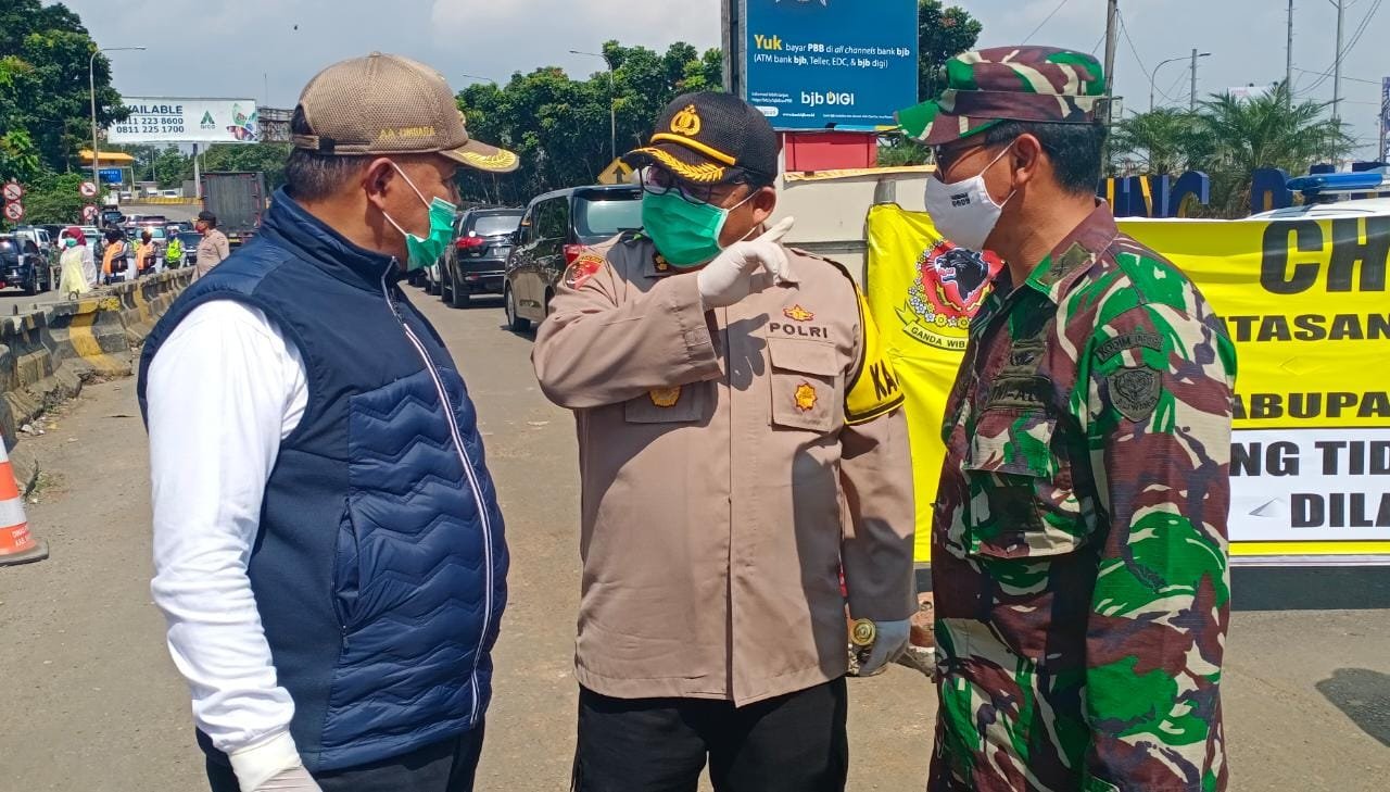 Hari Pertama PSBB Perbatasan Cimahi-KBB, Warga Masih Keluyuran