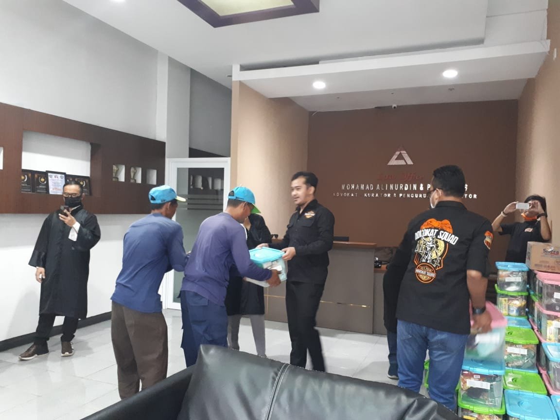 Ali The Lawyer Bagi-bagi Paket Sembako untuk Warga yang Terdampak Covid-19