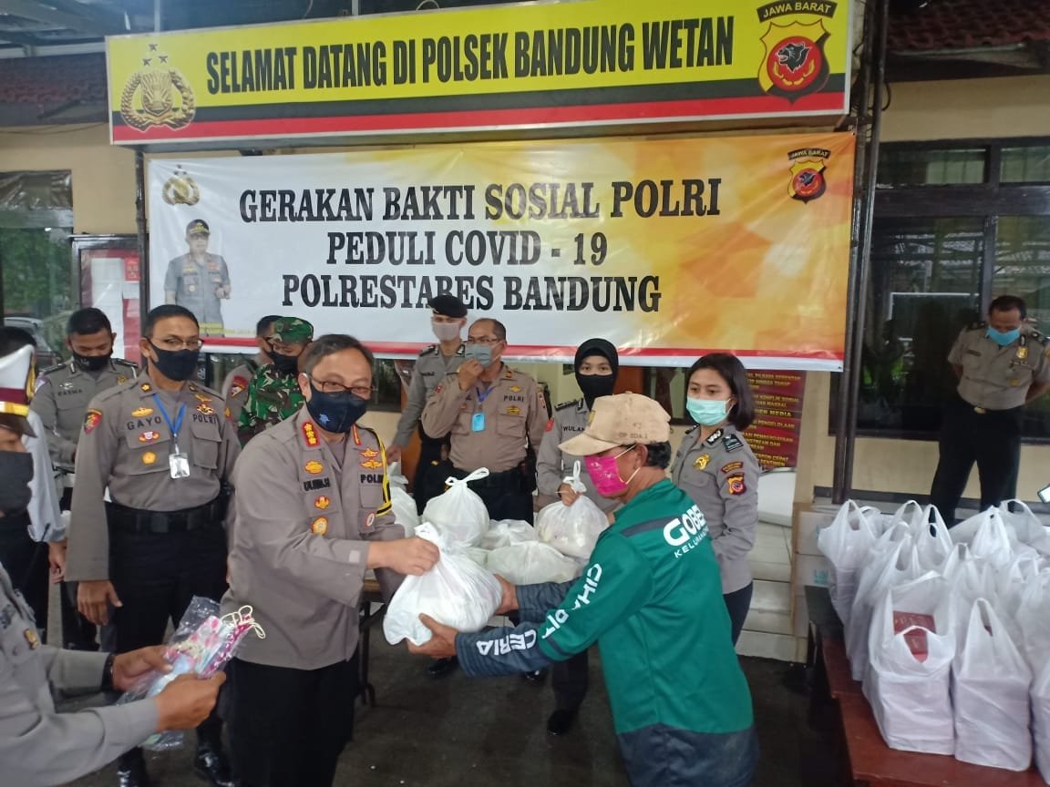 Jelang PSBB, Polrestabes Bandung Distribusikan Bantuan Sembako untuk Masyarakat