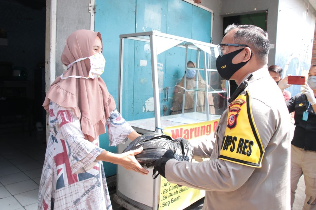 Sambangi Warga, Polrestabes Bandung Distribusikan Bantuan