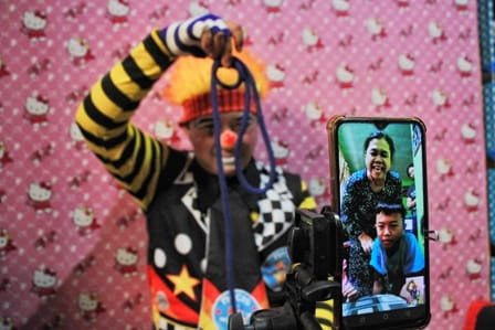 Foto: Aksi Badut Ajak Anak dan Orangtua Cegah Virus Corona