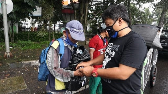 Bobotoh Bergerak Lawan Virus Corona, Bagikan Masker dan Sembako Gratis