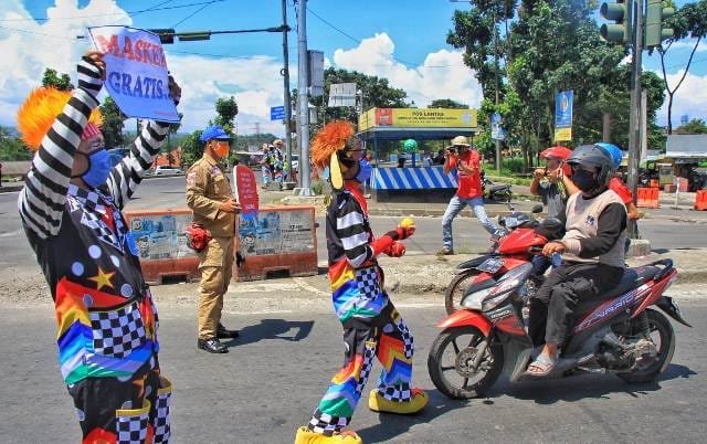 Foto: Kampanye Badut Nyentrik Melawan Virus Corona