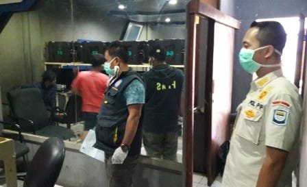 Membandel, Satpol PP Bubarkan Belasan Remaja Yang Asik Main Game Online