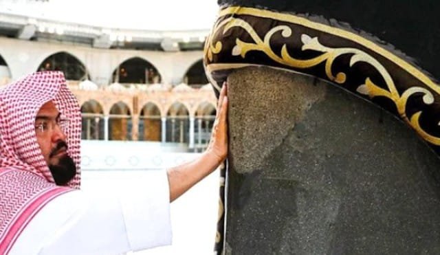 Masjidil Haram Sepi dari Jamaah, Imam Sudais Ikut Bersihkan Ka’bah