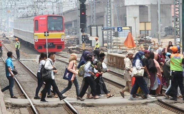 Ridwan Kamil Sebut KRL Jabodetabek Setop Operasi 18 April