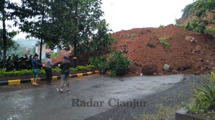 Pengendara Motor Nyaris Tewas Akibat Longsor