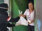 Karang Taruna Antik Bandung Bagikan Sembako dan Vitamin C Gratis