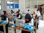 FOTO: Salut! Siswa Disabilitas Produksi Masker yang Dibagikan Gratis ke Tenaga Medis