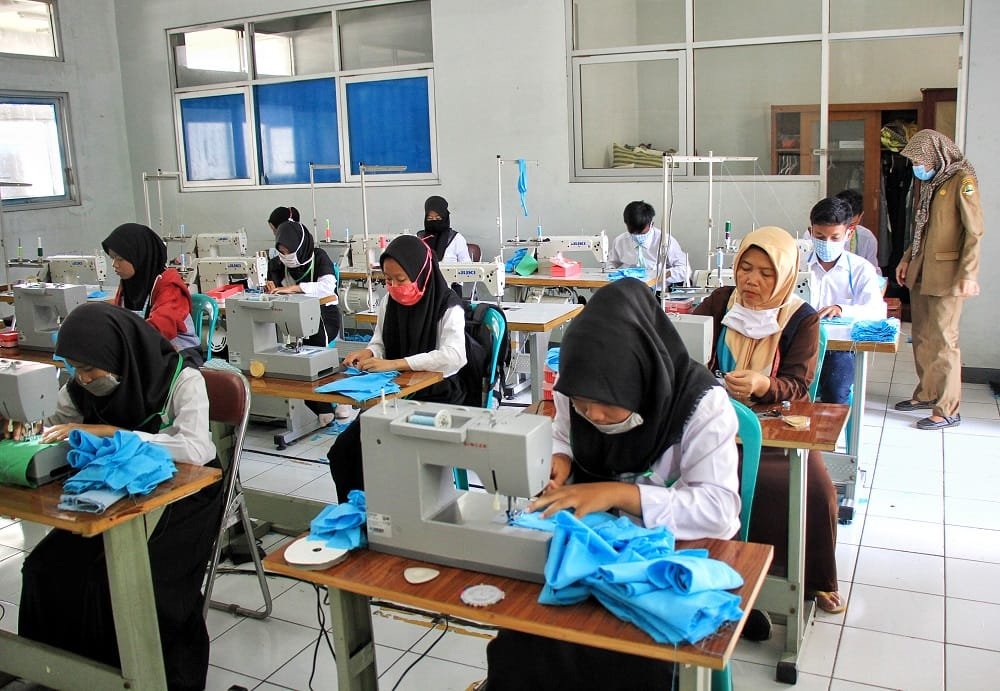FOTO: Salut! Siswa Disabilitas Produksi Masker yang Dibagikan Gratis ke Tenaga Medis