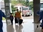 VIRAL! Video 2 Anak Kecil Ikut ke RSUD Cililin KBB setelah Kedua Orangtuanya Positif Corona
