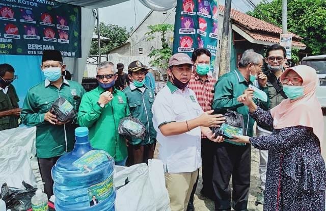Lawan Covid-19, PKB Subang Bagikan Masker dan Sembako kepada Warga