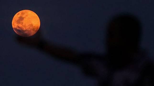Supermoon Terbesar Tahun Ini akan Terjadi Dini Hari Nanti, BMKG Minta Warga Waspada