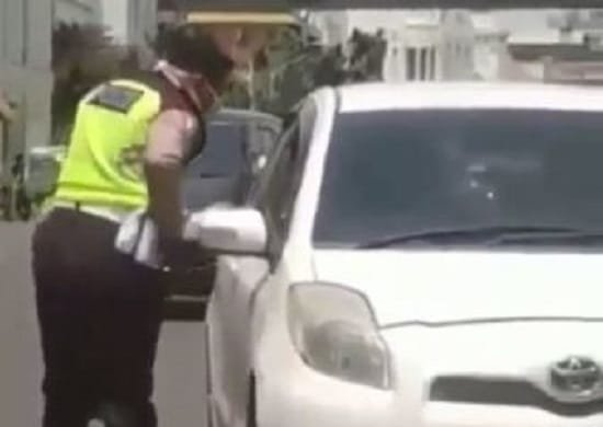 VIRAL! Aksi Oknum Polantas Bripka RS Ludahi Pengendara Mobil