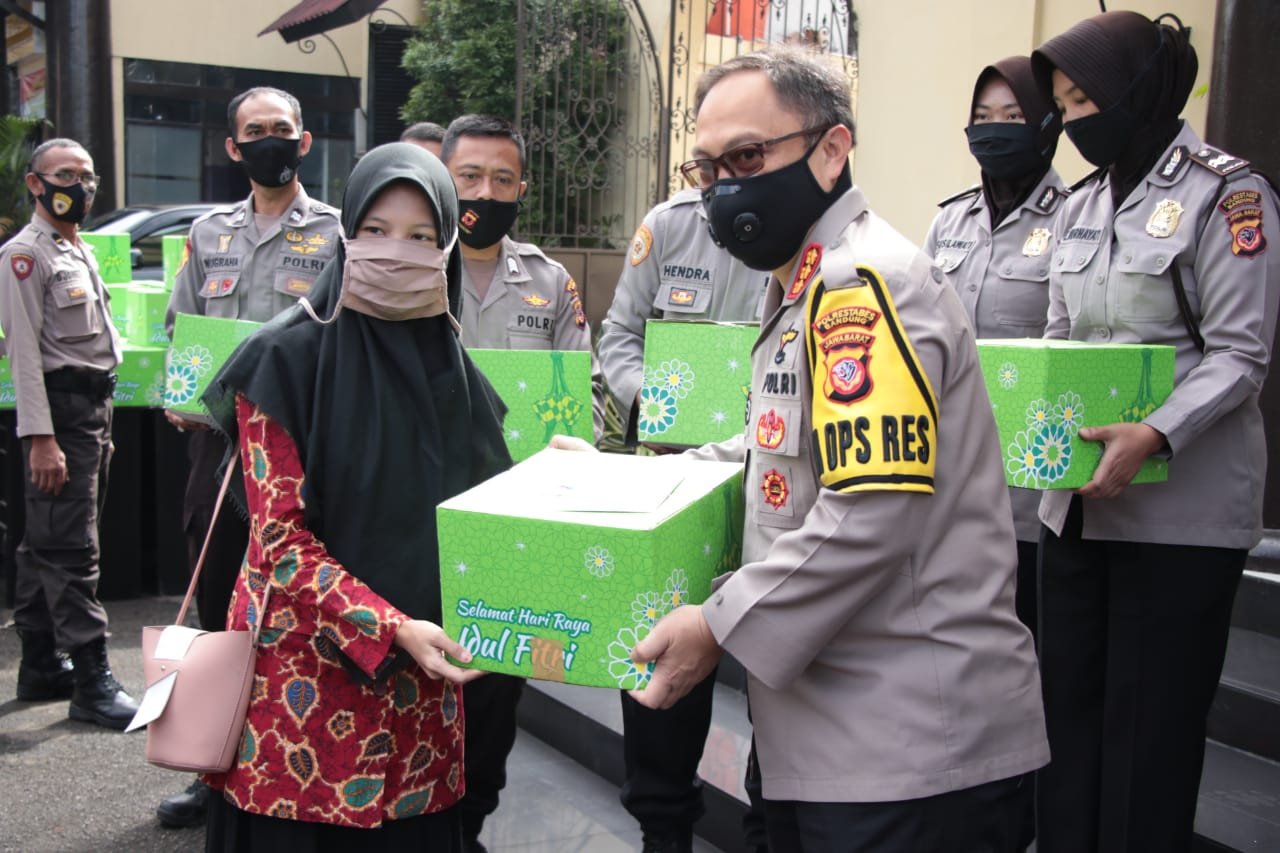 Polrestabes Bandung Kerahkan Bhabinkamtibmas Bagikan Sembako ke Masyarakat Terdampak Covid-19