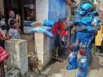 FOTO: Pakai Robot, Cara Unik Warga Bandung Bubarkan Kerumunan