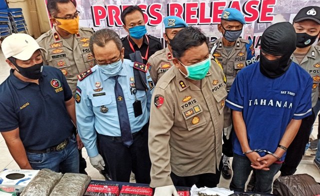 Pelajar Kelas 2 SMP Terciduk Jadi Bandar Ganja, Jual via Facebook, Berkomplot dengan Napi