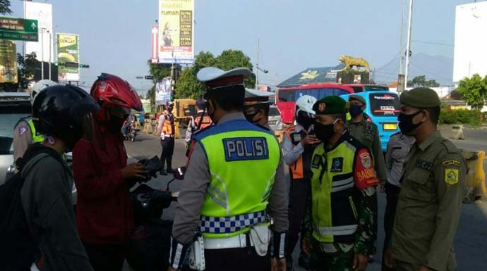 Gelombang Pemudik Motor Mulai Masuk Puncak, Kucing-kucingan dengan Petugas