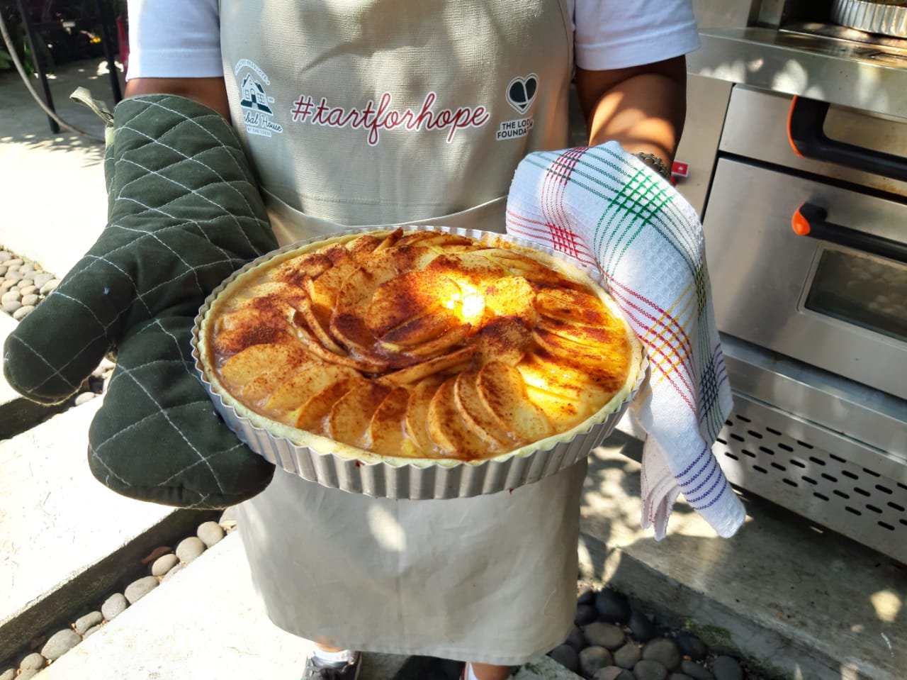 Galang Solidaritas dengan Cara Menjual Apple Pie