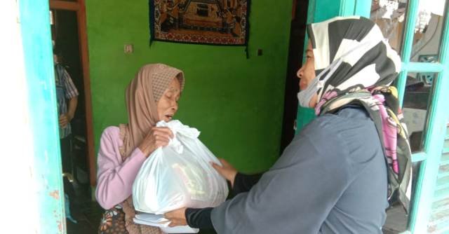 100 Paket Sembako Disebar PWI KBB