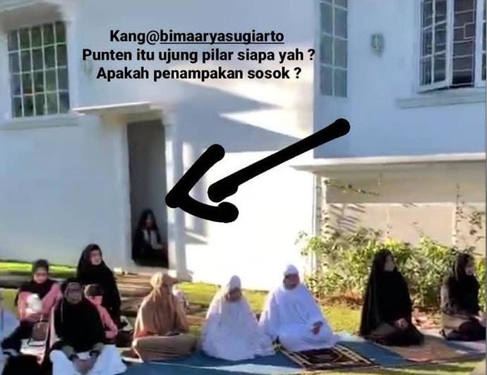Heboh ‘Penampakan’ Sosok Misterius Duduk di Tangga di Tengah Salat Id Bima Arya