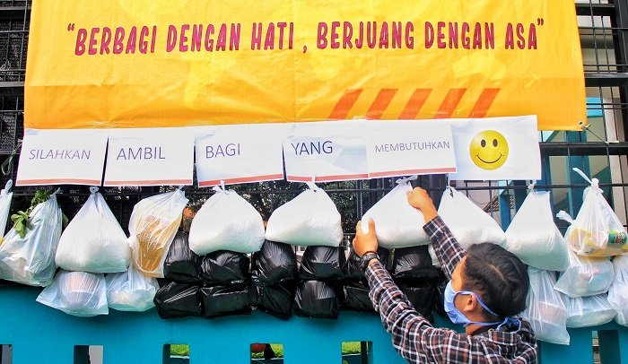 Paket Sembako “Gantung” ala Siswa SMAN 4 Cimahi di Hari Kelulusan