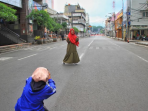 Warga Manfaatkan Jalan Otista Bandung yang Ditutup karena PSBB untuk Berfoto