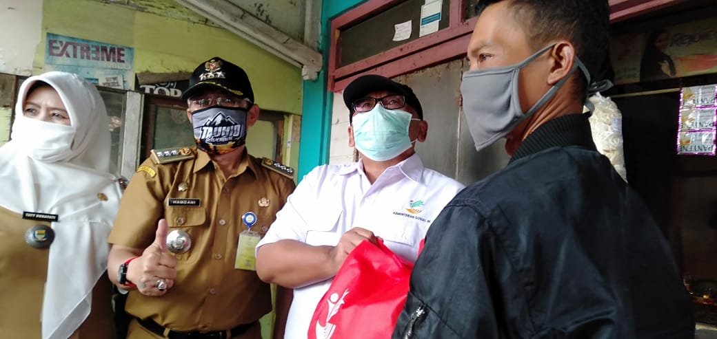 Bantu Ekonomi Warga, Kemensos Salurkan Ribuan Paket Sembako