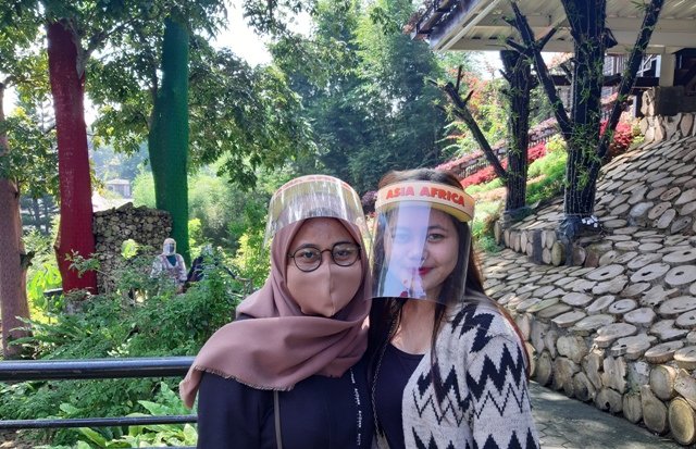Face Shield Jadi Tren Baru Cegah Corona Saat Berwisata di Lembang