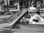 Sudah AKB, Ridwan Kamil Ajak Ibunda Keliling Bandung Naik Mobil Klasik