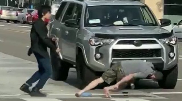VIDEO Diduga Mahasiswa Indonesia Berkelahi dengan Pria Kulit Putih di AS, Si Bule Terkapar Dipukul KO