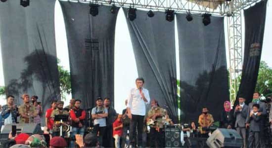 Dilarang Manggung, Rhoma Irama Tetap Nyanyi di Acara Hajatan