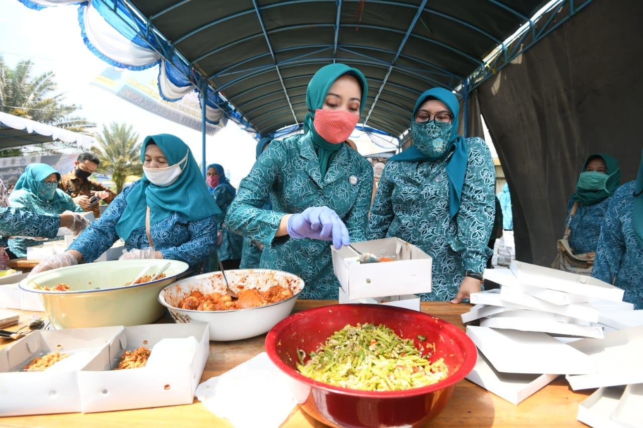 Atalia Praratya Terus Pantau Program Gerakan Nasi Bungkus Tetap Berjalan